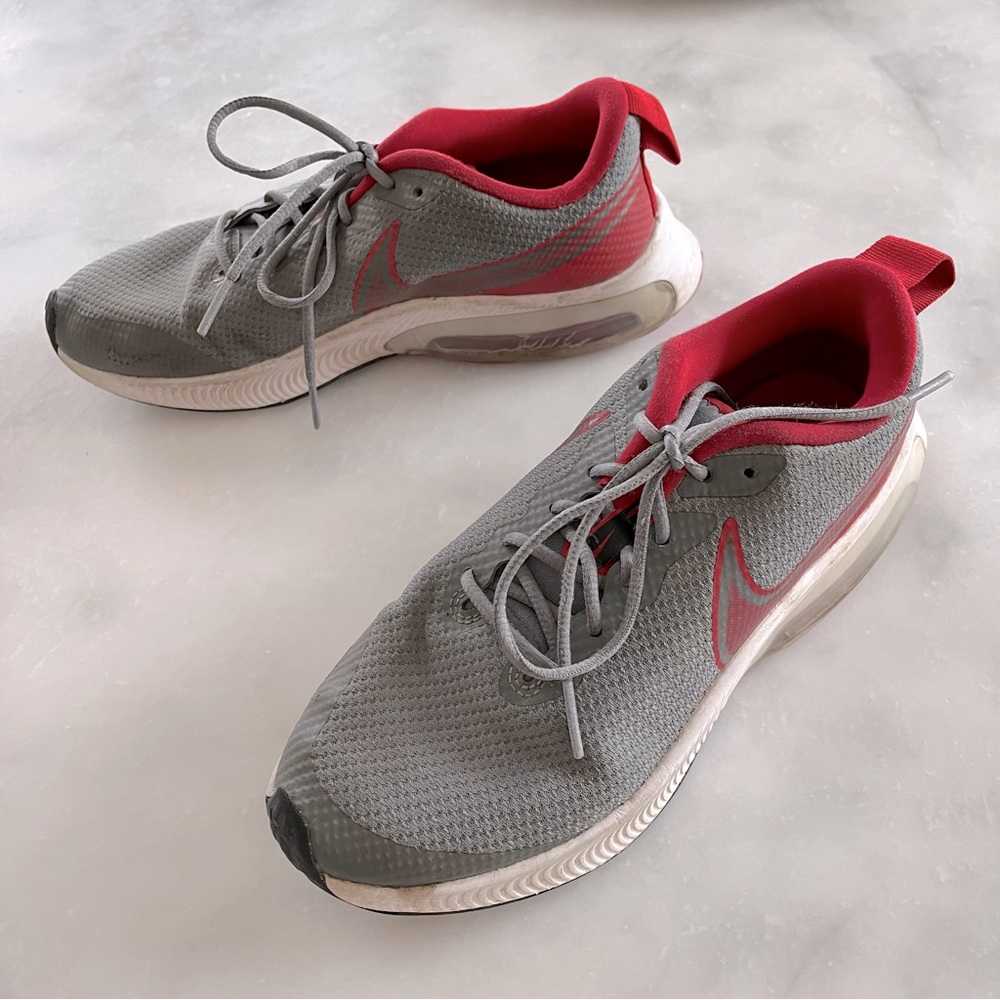 Nike Big kids Air Zoom Arcadia Smoke Gray / University Red. 3.5Y